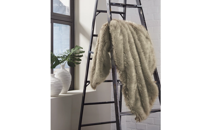 Ibrahim THROW (3/CS) ASHLEY  A1000218