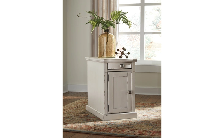 Laflorn CHAIR SIDE END TABLE/LAFLORN ASHLEY Chair Side End Table T127-642