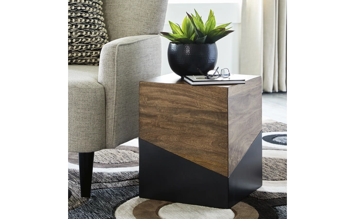 Trailbend ACCENT TABLE ASHLEY Light Brown/Dark Gray A4000311