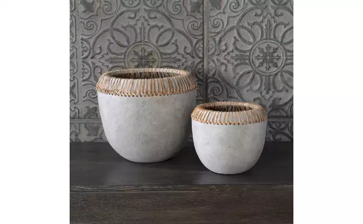 17718  APONI BOWLS, S/2